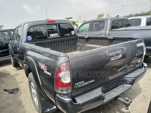 Toyota Tacoma PreRunner V6 4dr Access Cab 6.1 ft. SB (4.0L 6cyl 5A)