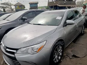 Toyota Camry XLE 4dr Sedan (3.5L 6cyl 6A) 2017 Silver