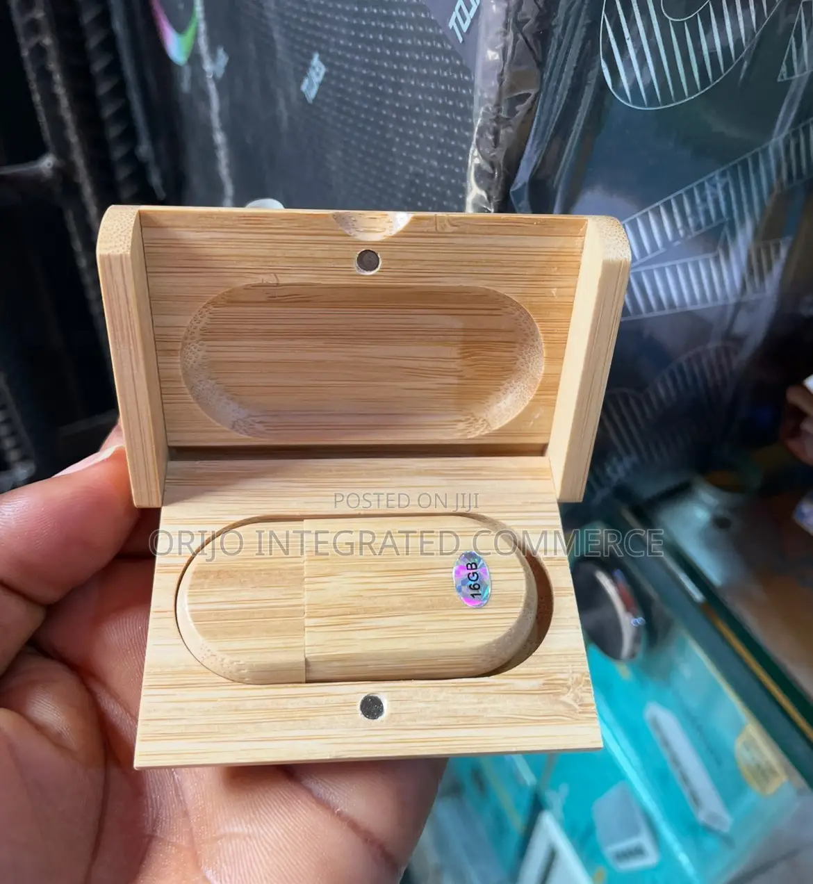 16gb Bamboo Design Magnetic Flash Drive