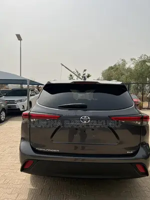 Toyota Highlander XLE 2021 Gray