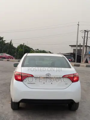 Toyota Corolla LE 4dr Sedan (1.8L 4cyl CVT) 2017 White
