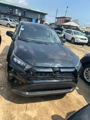 Toyota RAV4 XLE 2021 Black