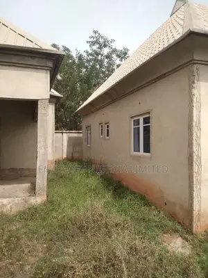 5bdrm Bungalow in Akoto Estate, Akala Express for sale