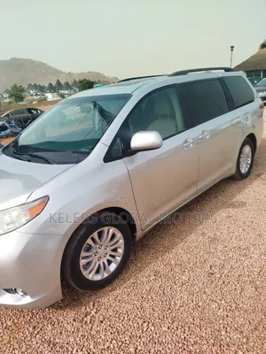 Toyota Sienna XLE 8-Passenger 4dr Minivan (3.5L 6cyl 6A) 2014 Silver