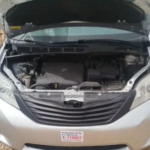 Toyota Sienna XLE 8-Passenger 4dr Minivan (3.5L 6cyl 6A) 2014 Silver