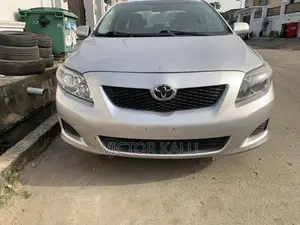 Toyota Corolla Base 4dr Sedan (1.8L 4cyl 5M) 2010 Silver