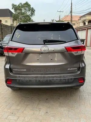 Toyota Highlander XLE V6 4x2 (3.5L 6cyl 6A) 2016 Gray