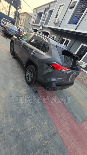 Toyota RAV4 XLE Premium 2021 Gray