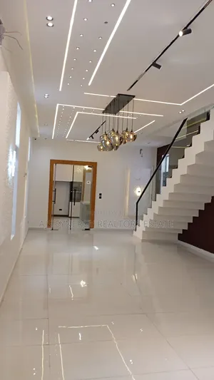 5bdrm Duplex in Chevron for sale