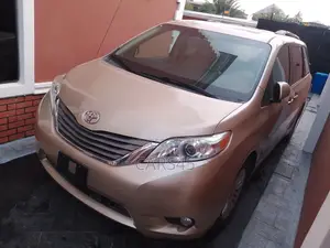 Toyota Sienna 2011 Gold