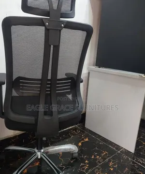 .
Swivel Office Chair With Armrest – Adjustable and Sturdy Design.