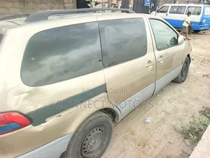 Toyota Sienna 2002 Gold