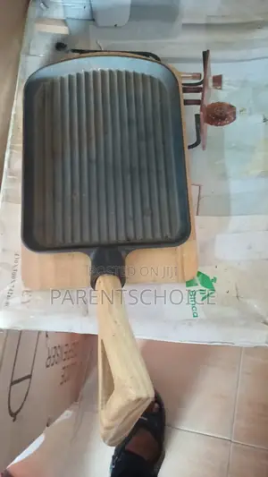 Cast Iron Sizzling Plate With Wooden Base