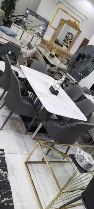 Important Dinning Table by 6 Chair