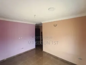 3bdrm Block of Flats in Oluyole Estate for rent