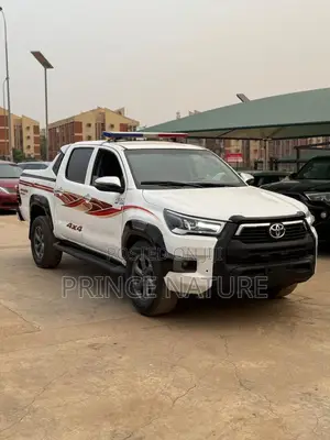 Toyota Hilux SR 4x4 2014 White
