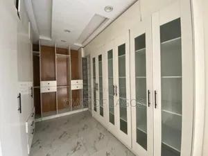 5bdrm Duplex in Ikota Villa for rent