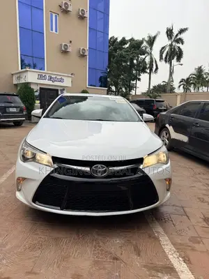 Toyota Camry SE w/Special Edition Pkg (2.5L 4cyl 6A) 2016 White