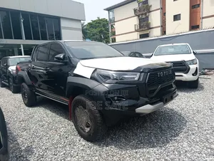 New Toyota Hilux 2025 Black