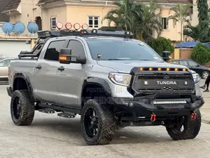 Toyota Tundra Limited 5.7L V8 4x2 CrewMax 5.6 ft. box 145.7 in. WB 2016