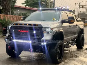 Toyota Tundra Limited 5.7L V8 4x2 CrewMax 5.6 ft. box 145.7 in. WB 2016