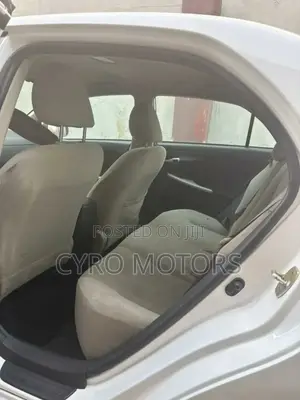 Toyota Corolla LE 4dr Sedan (1.8L 4cyl 4A) 2013 White