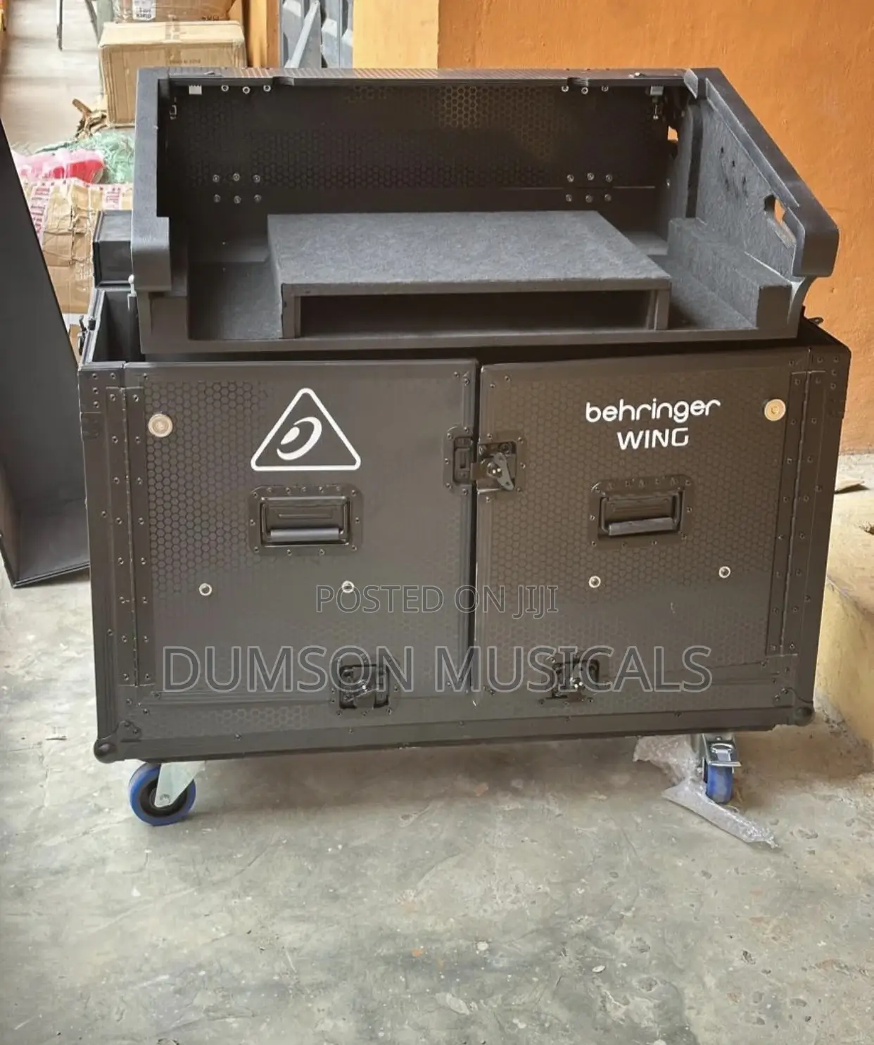 Wing Digital Flight Case With Doghouse and Wheals