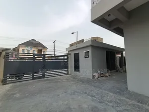 A Spacious Office Space Directly on the Road
