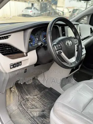 Toyota Sienna XLE 7 Passenger (3.5L 6cyl 6A) 2016 Gray