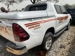 Toyota Hilux Revo Double Cab Petrol 2.7 RWD 2016 White