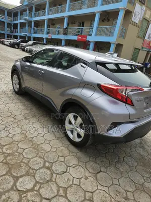 Toyota C-HR LE FWD 2019 Gold
