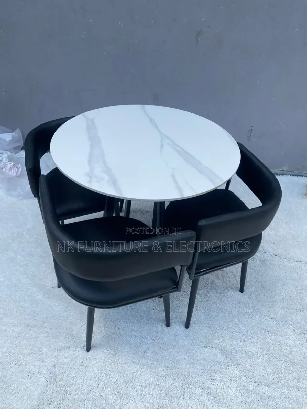 Round Table Dining Set by 4