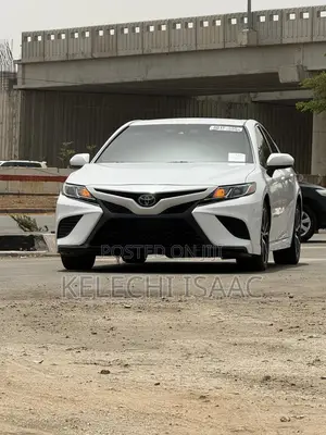 Toyota Camry SE FWD (2.5L 4cyl 8AM) 2018 White