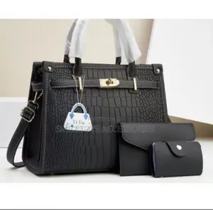 Elegant Crocodile-Pattern Bag With Matching Purses Strap