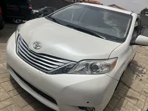 Toyota Sienna 2011 White
