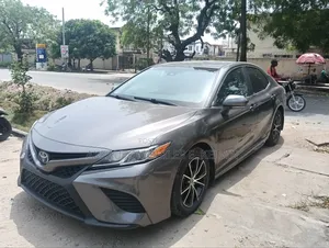 Toyota Camry SE FWD (2.5L 4cyl 8AM) 2018 Gray