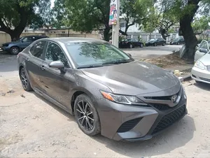 Toyota Camry SE FWD (2.5L 4cyl 8AM) 2018 Gray