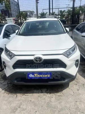 Toyota RAV4 XLE 2021 White