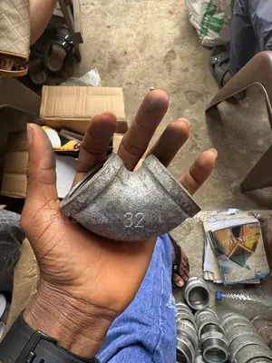 1-1/4 Inch Galvanized Iron 90-Degree Pipe Elbow Fitting
