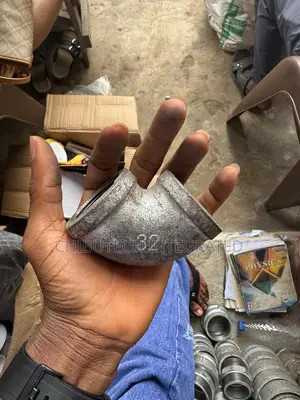 1-1/4 Inch Galvanized Iron 90-Degree Pipe Elbow Fitting