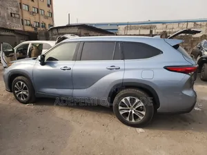 Toyota Highlander XLE 2022 Blue