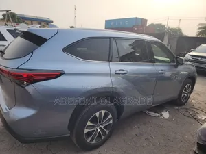 Toyota Highlander XLE 2022 Blue