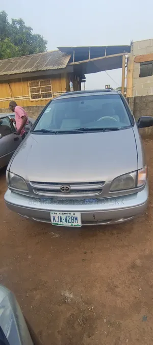 Toyota Sienna XLE & 1 hatch 2000 Gray