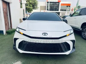 Toyota Camry SE 2024 White