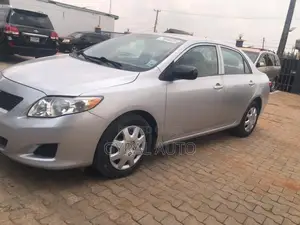 Toyota Corolla Base 4dr Sedan (1.8L 4cyl 5M) 2010 Silver