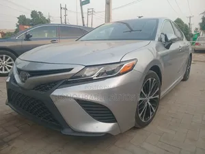 Toyota Camry SE FWD (2.5L 4cyl 8AM) 2018 Silver