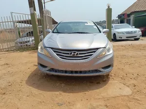 Hyundai Sonata GLS Sedan FWD (2.4L 4cyl 6A) 2012 Silver