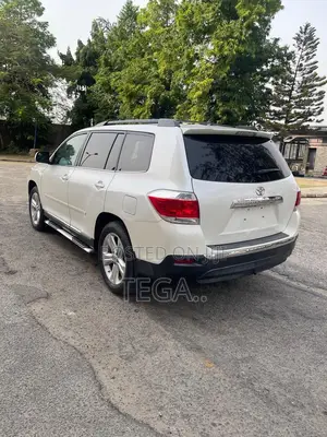 Toyota Highlander SE 2012 White