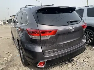 Toyota Highlander XLE 4dr SUV AWD (3.5L 6cyl 6A) 2015 Gray