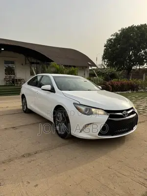 Toyota Camry SE w/Special Edition Pkg (2.5L 4cyl 6A) 2016 White